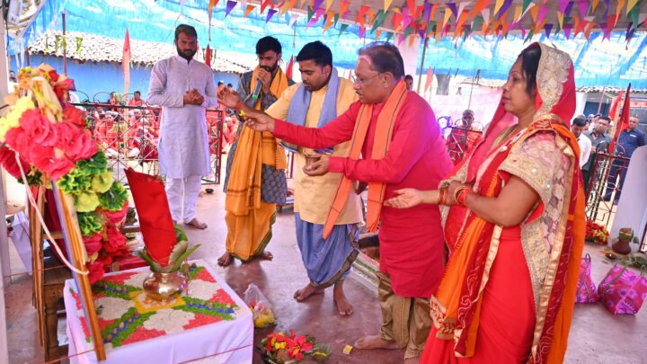 मुख्यमंत्री श्री साय अपनी धर्म पत्नी श्रीमती कौशल्या साय के साथ टाटीडांड में सनातन समाज द्वारा आयोजित अनुष्ठान कार्यक्रम में हुए शामिल   मुख्यमंत्री ने प्रदेश के सुख समृद्धि और खुशहाली की कामना की,मुख्यमंत्री ने सभी को होली की दी शुभकामनाएं