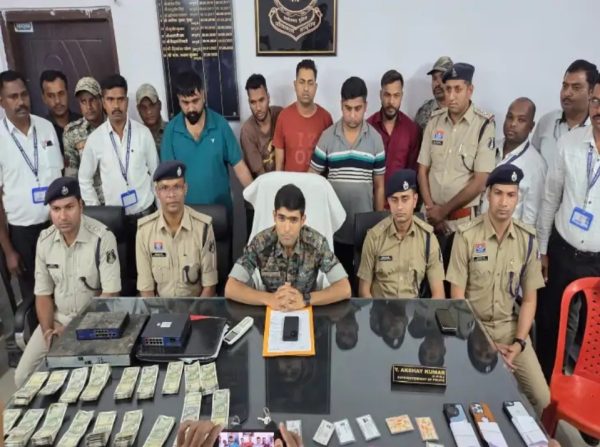 : इनकम टैक्स आफिसर बनकर लाखों की लूट करने वाले 5 गिरफ्तार, किराये की कार में पुलिस लिखकर दिया वारदात को अंजाम, आरोपियों में CAF का सस्पेंड जवान भी शामिल : इनकम टैक्स आफिसर बनकर लाखों की लूट करने वाले 5 गिरफ्तार, किराये की कार में पुलिस लिखकर दिया वारदात को अंजाम, आरोपियों में CAF का सस्पेंड जवान भी शामिल