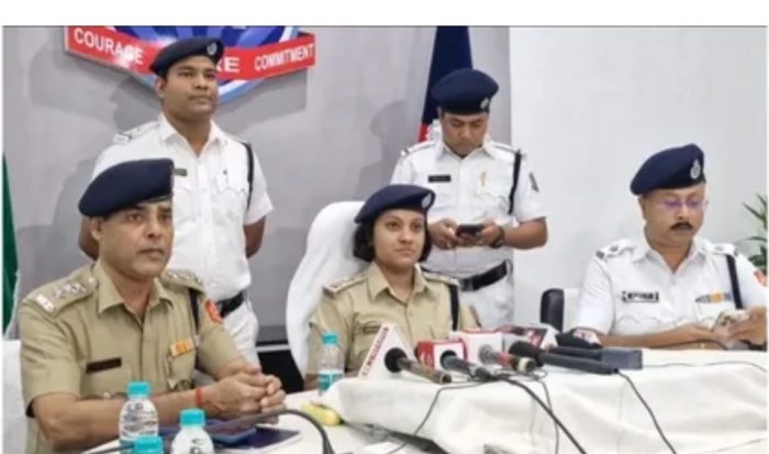 CISF के जवानों ने इनकम टैक्स अफसर बनकर बिजनेसमैन के घर पहुंचे रेड डालने, दूसरी पत्नी का कमरा छोड़ सब लूट लिया, आरोपियों की गिरफ्तारी के बाद हुआ चौकाने वाला खुलासा CISF के जवानों ने इनकम टैक्स अफसर बनकर बिजनेसमैन के घर पहुंचे रेड डालने, दूसरी पत्नी का कमरा छोड़ सब लूट लिया, आरोपियों की गिरफ्तारी के बाद हुआ चौकाने वाला खुलासा