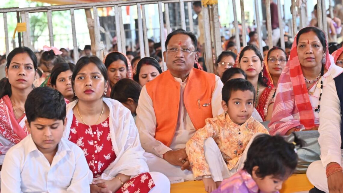 पंडित प्रदीप मिश्रा का शिव महापुराण: मुख्यमंत्री ने परिवार सहित कथा सुनी, बोले, ये परम सौभाग्य का पल…27 मार्च को होगा कथा का समापन