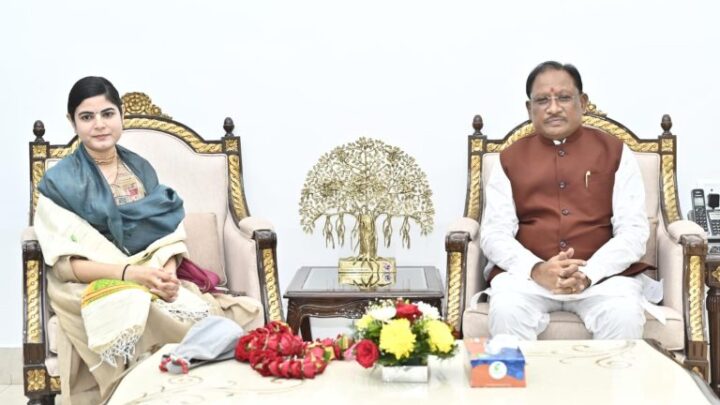 मुख्यमंत्री से प्रसिद्ध कथावाचक देवी चित्रलेखा ने की भेंट, सीएम से महत्वपूर्ण विषयों पर की चर्चा
