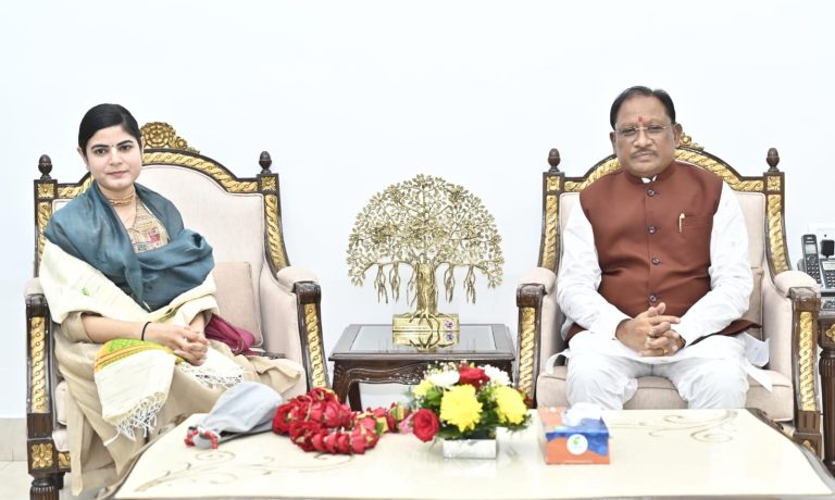 मुख्यमंत्री से प्रसिद्ध कथावाचक देवी चित्रलेखा ने की भेंट, सीएम से महत्वपूर्ण विषयों पर की चर्चा मुख्यमंत्री से प्रसिद्ध कथावाचक देवी चित्रलेखा ने की भेंट, सीएम से महत्वपूर्ण विषयों पर की चर्चा