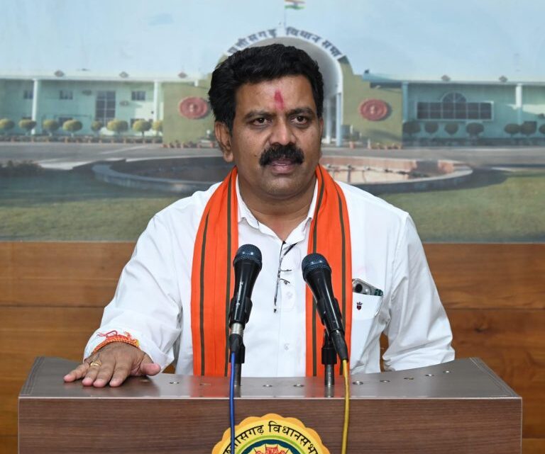 बस्तर फाइटर्स के लिए 3202 नए पद, 5 साइबर, 6 अजाक, 3 महिला और 2 नवीन पुलिस थाना खोलने की घोषणा विजय शर्मा के विभागों के लिए 21,277 करोड़ 28 लाख से अधिक की अनुदान मांगें पारित बस्तर फाइटर्स के लिए 3202 नए पद, 5 साइबर, 6 अजाक, 3 महिला और 2 नवीन पुलिस थाना खोलने की घोषणा विजय शर्मा के विभागों के लिए 21,277 करोड़ 28 लाख से अधिक की अनुदान मांगें पारित
