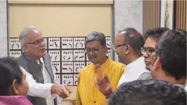 जिला पंचायत अध्यक्ष चुनाव टालने पर विधानसभा में हंगामा, विपक्ष ने किया वाकआउट, गांधी प्रतिमा के सामने दिया धरना, मनाने पहुंते वित्त मंत्री व अजय चंद्राकर