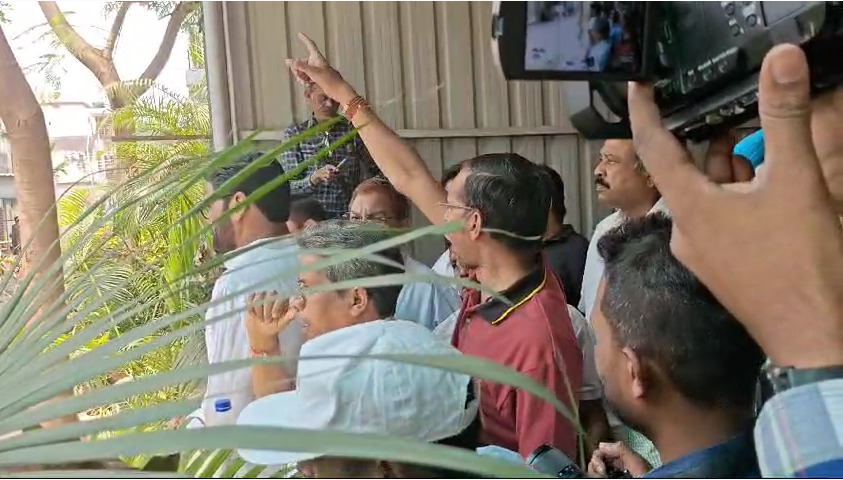 भूपेश बघेल के बंगले के बाहर हंगामा, ASP अभिषेक महेश्वरी का घर मिला बंद, बाहर नोटिस चस्पा, कांग्रेस-भाजपा में आरोप प्रत्यारोप भूपेश बघेल के बंगले के बाहर हंगामा, ASP अभिषेक महेश्वरी का घर मिला बंद, बाहर नोटिस चस्पा, कांग्रेस-भाजपा में आरोप प्रत्यारोप