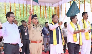 नागरिक सुरक्षा और आपदा प्रबंधन को सशक्त बनाने के लिए दृढ़संकल्पित है हमारी सरकार : मुख्यमंत्री श्री विष्णु देव साय,मुख्यमंत्री विष्णु देव साय ने 18 नए अग्निशमन वाहनों को दिखाई हरी झंडी