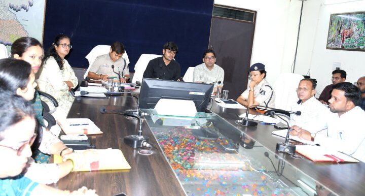 कानून व्यवस्था बनाए रखने अधिकारी आपसी समन्वय स्थापित कर कार्य करें – कलेक्टर* *आसामाजिक तत्वों पर कड़ी निगरानी रखें – पुलिस अधीक्षक
