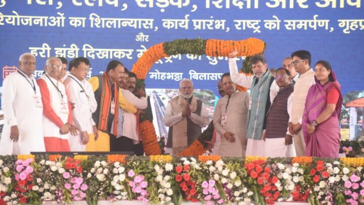 बिलासपुर में प्रधानमंत्री नरेन्द्र मोदी ने 33,700 करोड़ रुपये से अधिक के विकास कार्यों का किया शिलान्यास और उद्घाटन! प्रधानमंत्री मोदी ने कहा आज नवरात्र और नव वर्ष के पावन अवसर पर छत्तीसगढ़ के तीन लाख गरीब परिवार अपने नए घर में प्रवेश कर रहे हैं