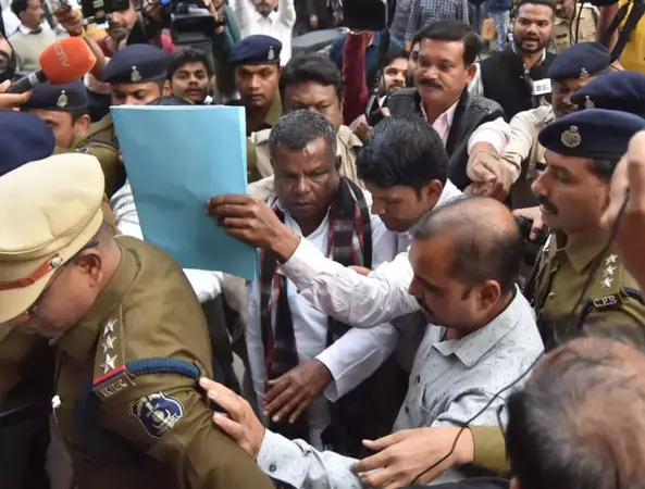 कवासी लखमा फिर गिरफ्तार: EOW ने प्रोडक्शन वारंट पर कवासी को कोर्ट में किया पेश, 5 दिन की मिली रिमांड कवासी लखमा फिर गिरफ्तार: EOW ने प्रोडक्शन वारंट पर कवासी को कोर्ट में किया पेश, 5 दिन की मिली रिमांड