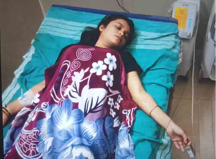 बर्खास्त महिला शिक्षिका के साथ धरनास्थल पर बड़ा हादसा, आधी रात में कराना पड़ा अस्पताल में भर्ती, शिक्षिकाओं ने बताया अपना दर्द बर्खास्त महिला शिक्षिका के साथ धरनास्थल पर बड़ा हादसा, आधी रात में कराना पड़ा अस्पताल में भर्ती, शिक्षिकाओं ने बताया अपना दर्द