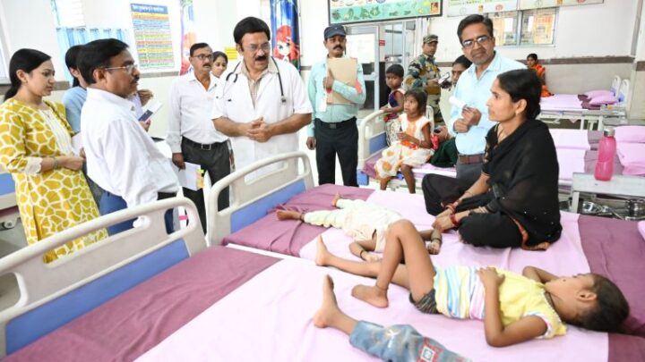 कमिश्नर का एक्शन: कलेक्टरेट व हॉस्पीटल का किया इंस्पेक्शन, एक बाबू को नोटिस, एक सप्ताह का मिला अल्टीमेटम