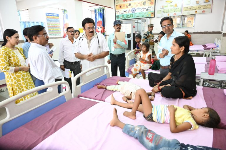 कमिश्नर का एक्शन: कलेक्टरेट व हॉस्पीटल का किया इंस्पेक्शन, एक बाबू को नोटिस, एक सप्ताह का मिला अल्टीमेटम