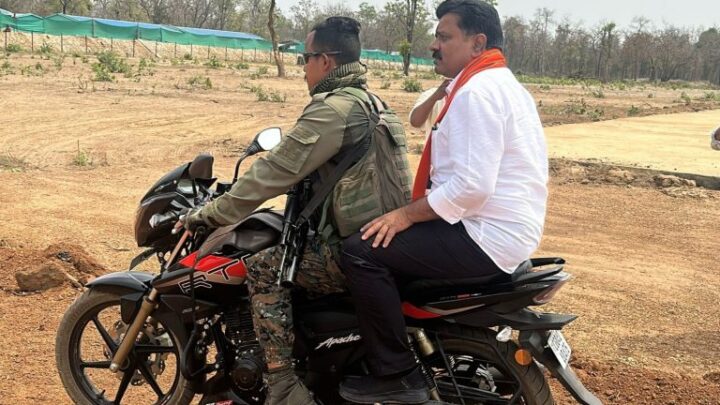 पहले बाइक पर बैठ नक्सलियों की मांद में पहुंचे गृहमंत्री, फिर जमीन पर बैठकर ग्रामीणों संग की बात