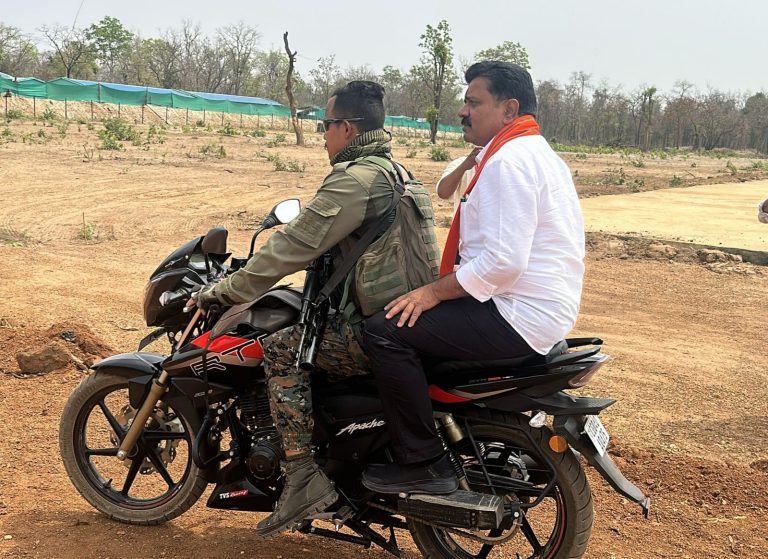 पहले बाइक पर बैठ नक्सलियों की मांद में पहुंचे गृहमंत्री, फिर जमीन पर बैठकर ग्रामीणों संग की बात पहले बाइक पर बैठ नक्सलियों की मांद में पहुंचे गृहमंत्री, फिर जमीन पर बैठकर ग्रामीणों संग की बात