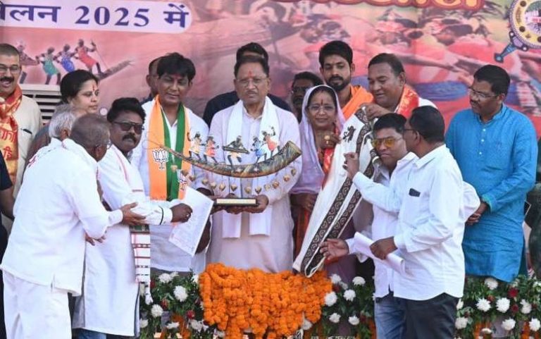मुख्यमंत्री खल्लारी में कंवर-पैंकरा समाज के महासभा में हुए शामिल, बोले, शिक्षा को अपनाए और नशे से दूर रहें, 55 लाख रूपए के विकास कार्यों की घोषणा मुख्यमंत्री खल्लारी में कंवर-पैंकरा समाज के महासभा में हुए शामिल, बोले, शिक्षा को अपनाए और नशे से दूर रहें, 55 लाख रूपए के विकास कार्यों की घोषणा