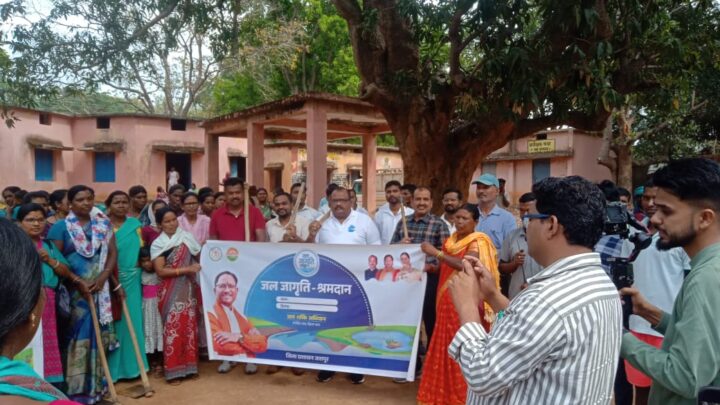 खेल खेल में ग्रामीण सीख रहे हैं जल संरक्षण का महत्व नीमगांव में जल जागृति जशपुर अभियान विभिन्न नवाचारी तरीकों से सिखाये गए जल संरक्षण के तरीके जिला पंचायत सीईओ सहित वाटर हीरो नीरज वानखेड़े एवं ग्रामीणों ने किया श्रमदान