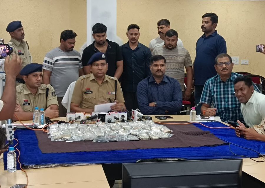 राजधानी में शोरूम का कर्मचारी ही निकला लाखों की चोरी का मास्टरमाइंड, पुलिस ने 4 आरोपियों को किया अरेस्ट राजधानी में शोरूम का कर्मचारी ही निकला लाखों की चोरी का मास्टरमाइंड, पुलिस ने 4 आरोपियों को किया अरेस्ट