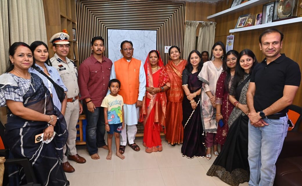 माननीय मुख्यमंत्री जी ने शानदार फिल्म बनाने के लिये एसएसपी श्री शशि मोहन सिंह एवं उनकी टीम को दी बधाई माननीय मुख्यमंत्री जी ने शानदार फिल्म बनाने के लिये एसएसपी श्री शशि मोहन सिंह एवं उनकी टीम को दी बधाई