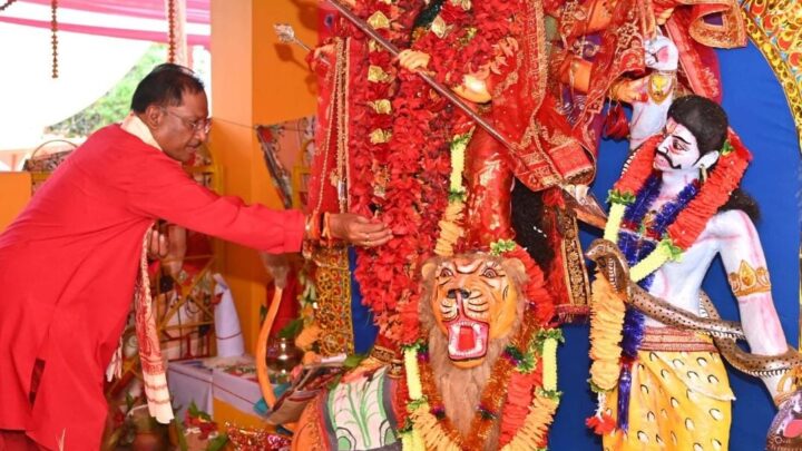 मुख्यमंत्री श्री विष्णु देव साय ने की मां दुर्गा की पूजा अर्चना,धर्मपत्नी श्रीमती कौशल्या साय के साथ कन्याओं को कराया भोजन, प्रदेशवासियों की खुशहाली की कामना