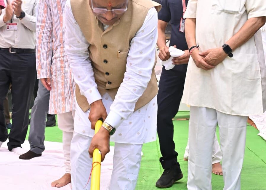 मुख्यमंत्री श्री विष्णुदेव साय ने स्वर्गीय जगदेव राम उरांव कल्याण आश्रम चिकित्सालय का भूमिपूजन किया एनटीपीसी लारा के सीएसआर फंड से 35 करोड़ 53 लाख रुपये की लागत से अत्याधुनिक अस्पताल का होगा निर्माण मुख्यमंत्री ने ‘सेवांकुर भारत: एक सप्ताह देश के नाम’ के तहत आदिवासी क्षेत्रों में किए जा रहे सेवाकार्य की सराहना की मुख्यमंत्री श्री विष्णुदेव साय ने स्वर्गीय जगदेव राम उरांव कल्याण आश्रम चिकित्सालय का भूमिपूजन किया एनटीपीसी लारा के सीएसआर फंड से 35 करोड़ 53 लाख रुपये की लागत से अत्याधुनिक अस्पताल का होगा निर्माण मुख्यमंत्री ने ‘सेवांकुर भारत: एक सप्ताह देश के नाम’ के तहत आदिवासी क्षेत्रों में किए जा रहे सेवाकार्य की सराहना की