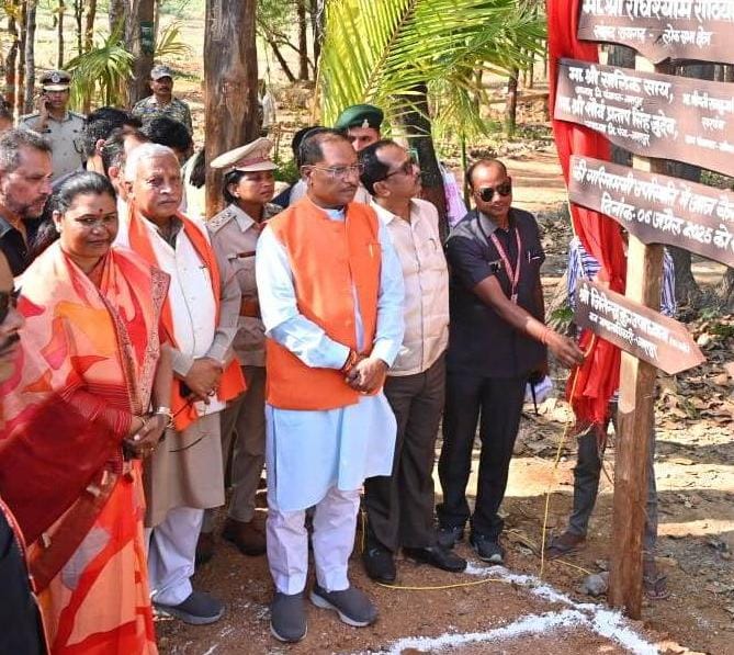 मुख्यमंत्री श्री विष्णुदेव साय ने बगिया में पर्यावरण वाटिका का किया लोकार्पण खूबसूरत प्राकृतिक परिवेश में निर्मित वाटिका में औषधीय पौधे, एडवेंचर जोन, तितली जोन बनाए गए हैं 28 हेक्टेयर में 53 लाख रूपए की लागत से बनाई गई है पर्यावरण वाटिका मुख्यमंत्री श्री विष्णुदेव साय ने बगिया में पर्यावरण वाटिका का किया लोकार्पण खूबसूरत प्राकृतिक परिवेश में निर्मित वाटिका में औषधीय पौधे, एडवेंचर जोन, तितली जोन बनाए गए हैं 28 हेक्टेयर में 53 लाख रूपए की लागत से बनाई गई है पर्यावरण वाटिका