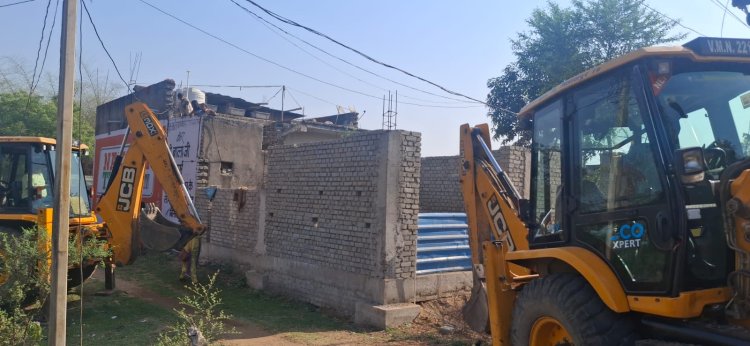 बिरकोना में बेज़ा कब्जा पर चला प्रशासन का बुलडोजर: बिरकोना में बेज़ा कब्जा पर चला प्रशासन का बुलडोजर: