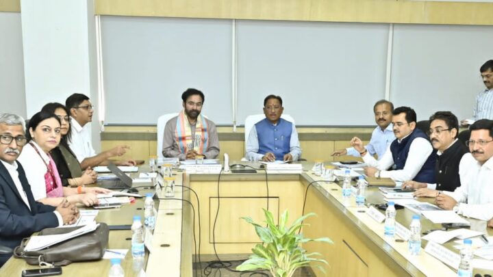 मुख्यमंत्री श्री विष्णु देव साय और केंद्रीय कोयला मंत्री श्री जी. किशन रेड्डी ने खनिज विभाग के कामकाज की समीक्षा की  केंद्र सरकार के साथ समन्वय कर खनन क्षेत्र में छत्तीसगढ़ की भागीदारी को बनाएंगे अधिक प्रभावशाली : मुख्यमंत्री श्री विष्णु देव साय  देश में एक बिलियन टन कोयला उत्पादन का लक्ष्य प्राप्त करने में छत्तीसगढ़ की भूमिका अग्रणी : केंद्रीय मंत्री श्री जी. किशन रेड्डी  मुख्यमंत्री और केंद्रीय मंत्री ने प्रदाय किया देश के पहले लिथियम ब्लॉक का कंपोजिट लाइसेंस अनुबंध  सामरिक महत्व के खनिजों के व्यापक अन्वेषण पर हुई सार्थक चर्चा