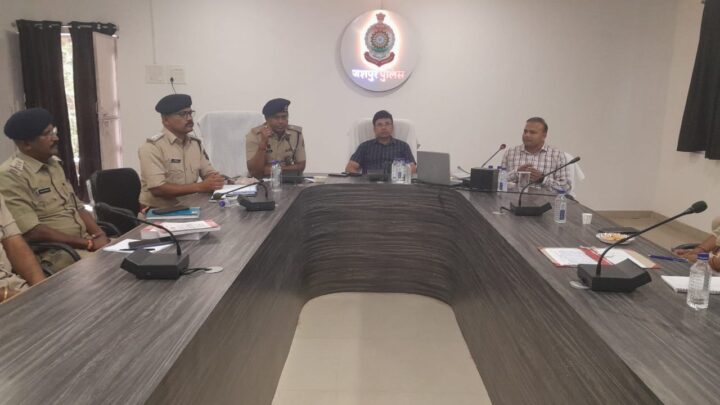वरिष्ठ पुलिस अधीक्षक जशपुर की अध्यक्षता में नवीन कानून  के संबंध में पुलिस अधीक्षक कार्यालय जशपुर में एक दिवसीय प्रशिक्षण कार्यशाला का किया गया आयोजन,नवीन कानून के साथ- साथ सायबर क्राइम के संबंध में भी दी गई जानकारी,जशपुर अनुभाग के उपस्थित अधिकारी/कर्मचारी सहित जिले के सभी थाना/चौकियों के विवेचकों को ऑनलाइन के माध्यम से दिया गया प्रशिक्षण