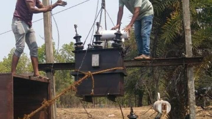 मुख्यमंत्री कैंप कार्यालय की पहल पर ग्राम मुंडा टोली में बदला गया ट्रांसफार्मर बिजली आपूर्ति  पुनः हुई बहाल, ग्रामवासियों ने मुख्यमंत्री को दिया धन्यवाद