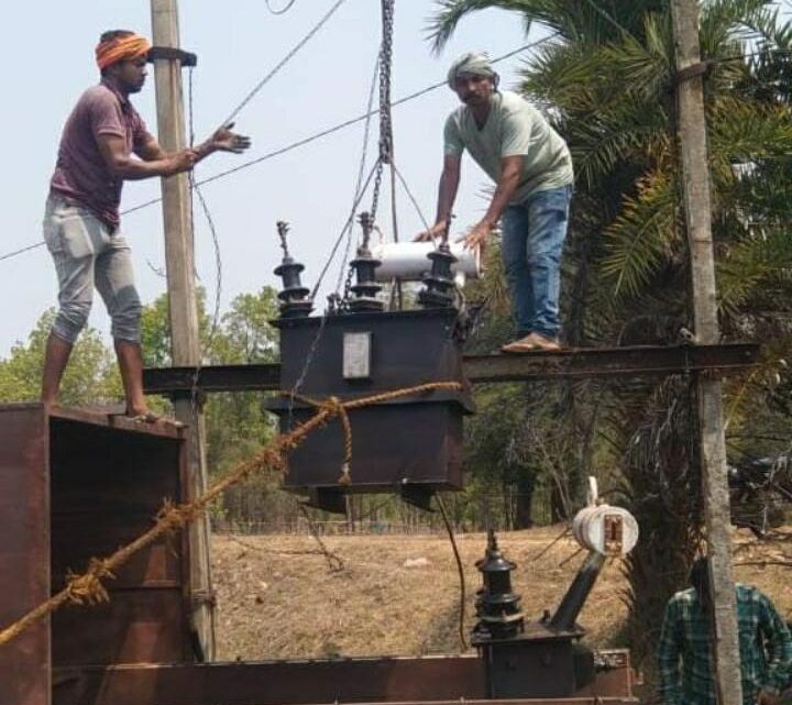 मुख्यमंत्री कैंप कार्यालय की पहल पर ग्राम मुंडा टोली में बदला गया ट्रांसफार्मर बिजली आपूर्ति पुनः हुई बहाल, ग्रामवासियों ने मुख्यमंत्री को दिया धन्यवाद मुख्यमंत्री कैंप कार्यालय की पहल पर ग्राम मुंडा टोली में बदला गया ट्रांसफार्मर बिजली आपूर्ति पुनः हुई बहाल, ग्रामवासियों ने मुख्यमंत्री को दिया धन्यवाद