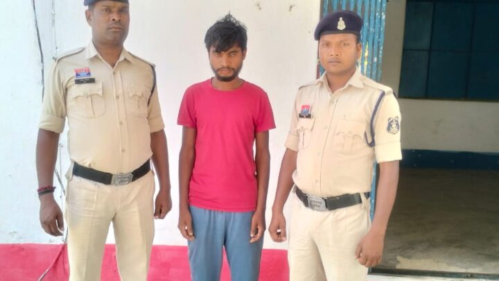 पुलिस ने  गुम बच्चियों को ढूंढ चार परिवारों के चेहरे पर लौटाई मुस्कान,ऑपरेशन मुस्कान के तहत तीन नाबालिक व एक बालिग बालिका को खोज सकुशल किया परिजनों के सुपुर्द गुम बच्चियों में से दो को क्रमशः हैदराबाद व कानपुर से ढूंढ लाई जशपुर पुलिस