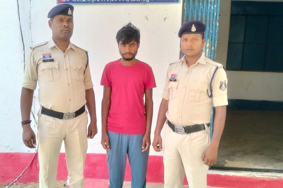 जशपुर पुलिस ने गुम बच्चियों को ढूंढ चार परिवारों के चेहरे पर लौटाई मुस्कान,ऑपरेशन मुस्कान के तहत तीन नाबालिक व एक बालिग बालिका को खोज सकुशल किया परिजनों के सुपुर्द गुम बच्चियों में से दो को क्रमशः हैदराबाद व कानपुर से ढूंढ लाई जशपुर पुलिस जशपुर पुलिस ने गुम बच्चियों को ढूंढ चार परिवारों के चेहरे पर लौटाई मुस्कान,ऑपरेशन मुस्कान के तहत तीन नाबालिक व एक बालिग बालिका को खोज सकुशल किया परिजनों के सुपुर्द गुम बच्चियों में से दो को क्रमशः हैदराबाद व कानपुर से ढूंढ लाई जशपुर पुलिस