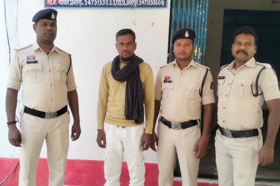 चौकी आरा पुलिस ने 02 नग गौ वंशों को तस्करों के चंगुल से कराया मुक्त, आरोपी तस्कर को किया गिरफ्तार चौकी आरा पुलिस ने 02 नग गौ वंशों को तस्करों के चंगुल से कराया मुक्त, आरोपी तस्कर को किया गिरफ्तार