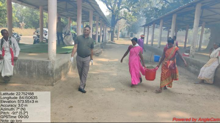 ग्राम पंचायत लोरो में जनप्रतिनिधियों, ग्रामवासियों, अधिकारियों, कर्मचारियों ने श्रमदान कर बाजार परिसर की साफ सफाई की