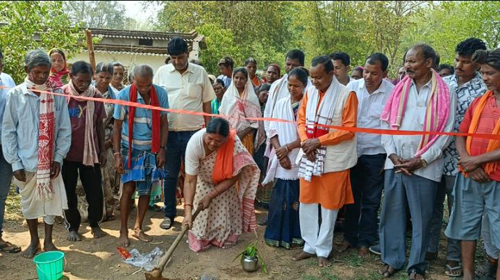 जशपुर विधायक ने पोड़ी में सड़क निर्माण का किया भूमिपूजन20 लाख रुपये से अधिक लागत से मार्ग बनने से ग्रामीणों को मिली राहत