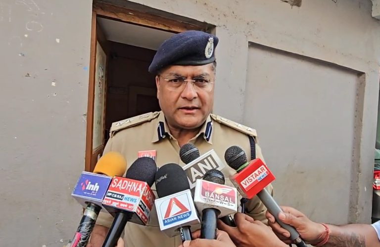 विधायक के PSO ने कर ली आत्महत्या, SSP विजय अग्रवाल पहुंचे मौके पर, तीन राउंड फायरिंग विधायक के PSO ने कर ली आत्महत्या, SSP विजय अग्रवाल पहुंचे मौके पर, तीन राउंड फायरिंग