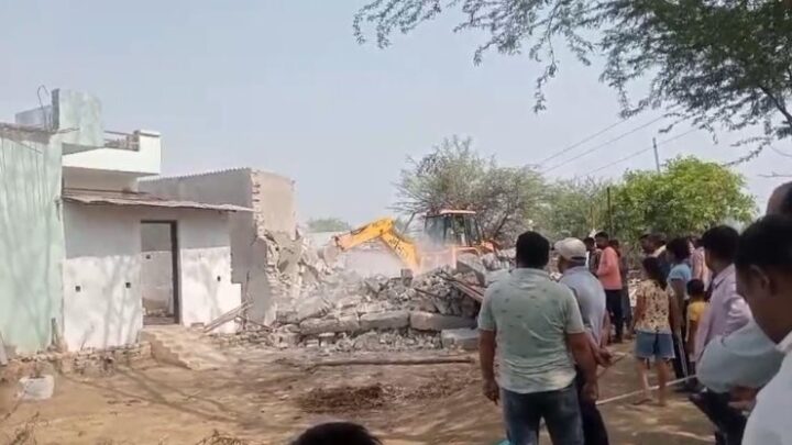 बिरकोना में 23 कब्ज़ाधारियों के मकान में चला बुलडोजर, 10 एकड़ सरकारी जमीन पर किया गया था अवैध निर्माण