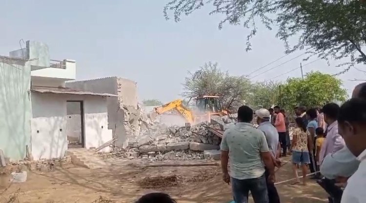 बिरकोना में 23 कब्ज़ाधारियों के मकान में चला बुलडोजर, 10 एकड़ सरकारी जमीन पर किया गया था अवैध निर्माण बिरकोना में 23 कब्ज़ाधारियों के मकान में चला बुलडोजर, 10 एकड़ सरकारी जमीन पर किया गया था अवैध निर्माण