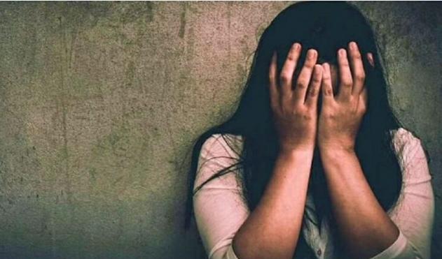 PHE के SDO ने मेडिकल की छात्रा को बनाया हवस का शिकार, प्रेग्नेंट होने पर कराया गर्भपात, दूसरी लड़की के घर बारात निकलने से पहले पहुंच गयी पुलिस….फरार हुआ दुल्हा