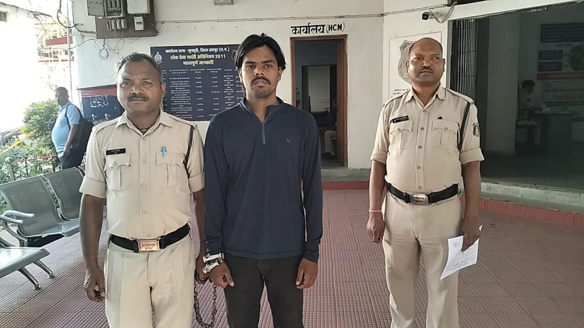 युवती का अश्लील वीडियो वायरल करना आरोपी को पढ़ा महंगा ,जशपुर पुलिस ढूंढ लाई दिल्ली से,मेट्रोमनी साइट से हुई थी, युवती की आरोपी से पहचान,आरोपी ने व्हाट्सअप वीडियो कॉल के जरिए बना ली थी ,युवती की प्राइवेट वीडियो, कर दिया था सोशल मीडिया में वायरल, कजरी फिल्म इसी थीम पर बनाई गई थी, जशपुर पुलिस ने मैसेज दिया था, सोच समझ कर करें सोशल मीडिया पर दोस्ती युवती का अश्लील वीडियो वायरल करना आरोपी को पढ़ा महंगा ,जशपुर पुलिस ढूंढ लाई दिल्ली से,मेट्रोमनी साइट से हुई थी, युवती की आरोपी से पहचान,आरोपी ने व्हाट्सअप वीडियो कॉल के जरिए बना ली थी ,युवती की प्राइवेट वीडियो, कर दिया था सोशल मीडिया में वायरल, कजरी फिल्म इसी थीम पर बनाई गई थी, जशपुर पुलिस ने मैसेज दिया था, सोच समझ कर करें सोशल मीडिया पर दोस्ती