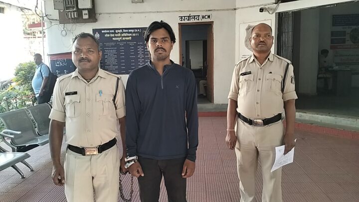 युवती का अश्लील वीडियो  वायरल करना आरोपी को पढ़ा महंगा ,जशपुर पुलिस ढूंढ लाई दिल्ली से,मेट्रोमनी साइट से हुई थी, युवती की आरोपी से पहचान,आरोपी ने व्हाट्सअप वीडियो कॉल के जरिए बना ली थी ,युवती की प्राइवेट वीडियो, कर दिया था सोशल मीडिया में वायरल, कजरी फिल्म इसी थीम पर बनाई गई थी, जशपुर पुलिस ने मैसेज दिया था, सोच समझ कर करें सोशल मीडिया पर दोस्ती