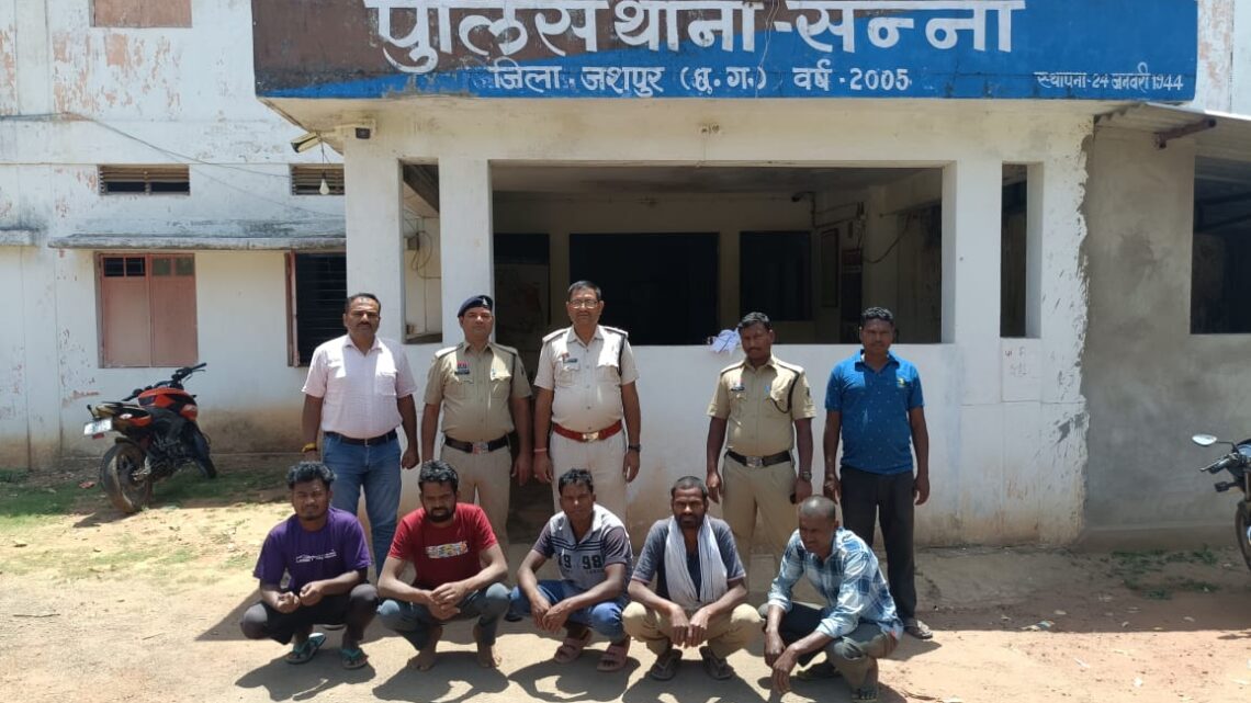 नाला के पास पड़ी हुई जिन्दा गाय को भक्षण करने के उद्देष्य से ले जाकर वध करने वाले 05 आरोपियों को रंगे हाथ किया गया गिरफ्तार नाला के पास पड़ी हुई जिन्दा गाय को भक्षण करने के उद्देष्य से ले जाकर वध करने वाले 05 आरोपियों को रंगे हाथ किया गया गिरफ्तार