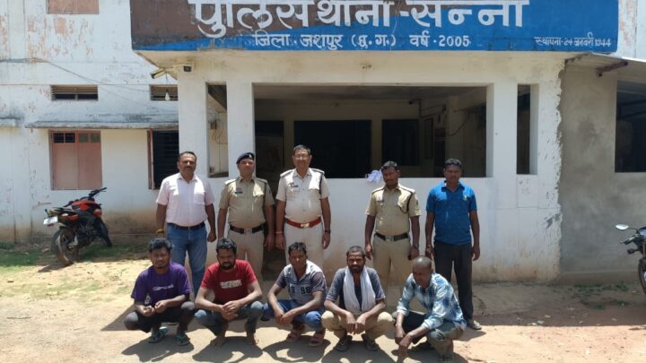 नाला के पास पड़ी हुई जिन्दा गाय को भक्षण करने के उद्देष्य से ले जाकर वध करने वाले 05 आरोपियों को रंगे हाथ किया गया गिरफ्तार