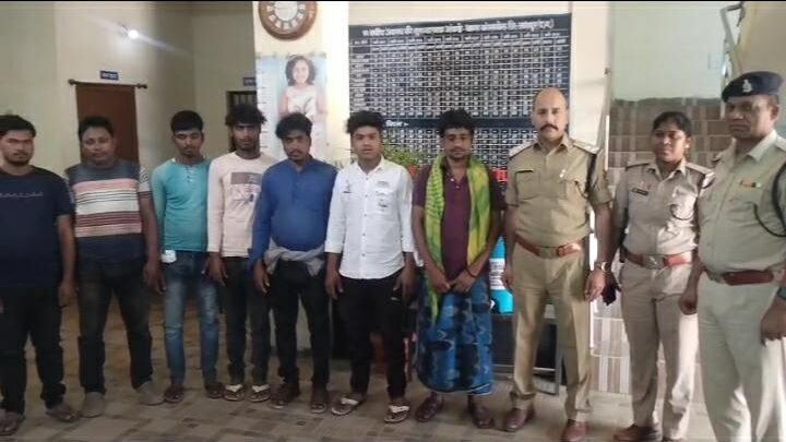 बेहतर कानून व्यवस्था बनाये रखने के उद्देष्य से थाना कांसाबेल क्षेत्र के ग्राम पोंगरो एवं बटईकेला में चलाया गया सघन चेकिंग अभियान,किरायेदारों को मकान देने पर उनका अनिवार्य रूप से पुलिस व्हेरीफिकेशन करावें- SSP जशपुर