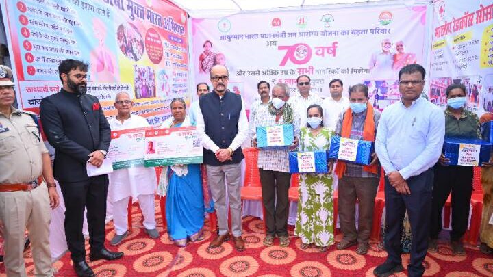 राज्यपाल श्री रमेन डेका ने हितग्राहियों को किया सामग्रियों को वितरण,टी.बी. मरीजों के सेवा के क्षेत्र में सराहनीय कार्य करने वालों को किया सम्मानित