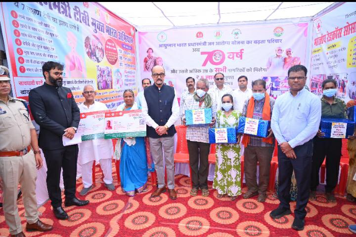 राज्यपाल श्री रमेन डेका ने हितग्राहियों को किया सामग्रियों को वितरण,टी.बी. मरीजों के सेवा के क्षेत्र में सराहनीय कार्य करने वालों को किया सम्मानित राज्यपाल श्री रमेन डेका ने हितग्राहियों को किया सामग्रियों को वितरण,टी.बी. मरीजों के सेवा के क्षेत्र में सराहनीय कार्य करने वालों को किया सम्मानित