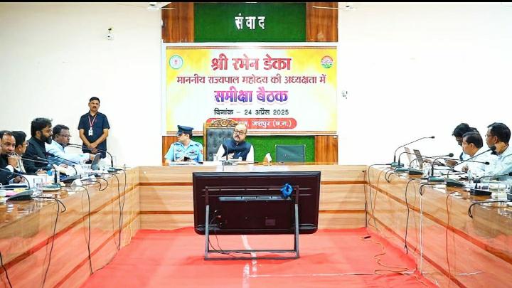 राज्यपाल रमेन डेका की अध्यक्षता में आज जिला स्तर के अधिकारियों की हुई समीक्षा बैठक,जल संरक्षण, पर्यावरण संरक्षण के लिए लोगों को जागरूक करने के साथ जनसहभागिता से कार्य करने पर दिया जोर