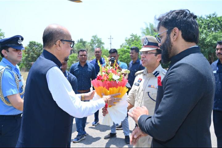 राज्यपाल रमेन डेका का हेलीपैड पर हुआ आत्मीय स्वागत राज्यपाल रमेन डेका का हेलीपैड पर हुआ आत्मीय स्वागत