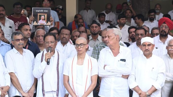 आतंकी हमले में मारे गये दिनेश मिरानिया के परिजनों से मुख्यमंत्री ने की मुलाकात, बोले, “आतंकवादियों की कायराना हरकत से प्रदेश ने अपना बेटा खोया”मुख्यमंत्री ने दिनेश मिरानिया के पार्थिव शरीर को दिया कंधा, अंतिम संस्कार में शामिल होकर दी श्रद्धांजलि