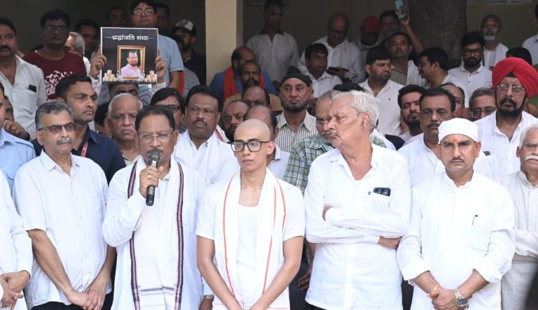 आतंकी हमले में मारे गये दिनेश मिरानिया के परिजनों से मुख्यमंत्री ने की मुलाकात, बोले, “आतंकवादियों की कायराना हरकत से प्रदेश ने अपना बेटा खोया”मुख्यमंत्री ने दिनेश मिरानिया के पार्थिव शरीर को दिया कंधा, अंतिम संस्कार में शामिल होकर दी श्रद्धांजलि आतंकी हमले में मारे गये दिनेश मिरानिया के परिजनों से मुख्यमंत्री ने की मुलाकात, बोले, “आतंकवादियों की कायराना हरकत से प्रदेश ने अपना बेटा खोया”मुख्यमंत्री ने दिनेश मिरानिया के पार्थिव शरीर को दिया कंधा, अंतिम संस्कार में शामिल होकर दी श्रद्धांजलि